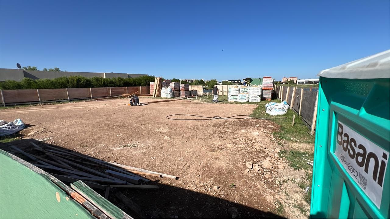 Etapa Inicial: Movimiento de Suelos y Preparación de Platea